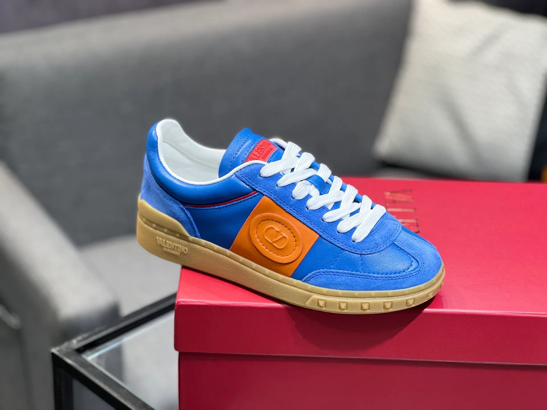Men's shoes 💰620 👉🌹🌹VALENTINO counter synchronized new low-top casual sports shoes 👍Professional and high-end, perfect replica, first-class quality! 👍All made of original 1:1 materials, exclusive mold opening! 👍High mercerized cowhide fabric 👍TPU outsole, comfortable and wear-resistant, brand injection insole, 👍Full set of high-end counter packaging 👍All details are customized with 1:1 mold, striving for perfection! 👍Couple style female 35-41, male 38-46 (female 41, male 45 46 customized)